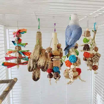 Подвесная Цветна Здрав и Устойчив На Укусам Дървена Поставка за папагал играчка за хранене на птици, играчка за ухапване от папагал, Люлка-петел, изкачване