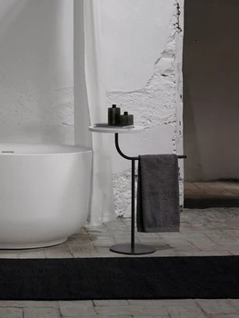Индивидуален тоалетна баня, без перфорация за кърпи, тоалетна полк черно-бял прост стил подови рафт за кърпи